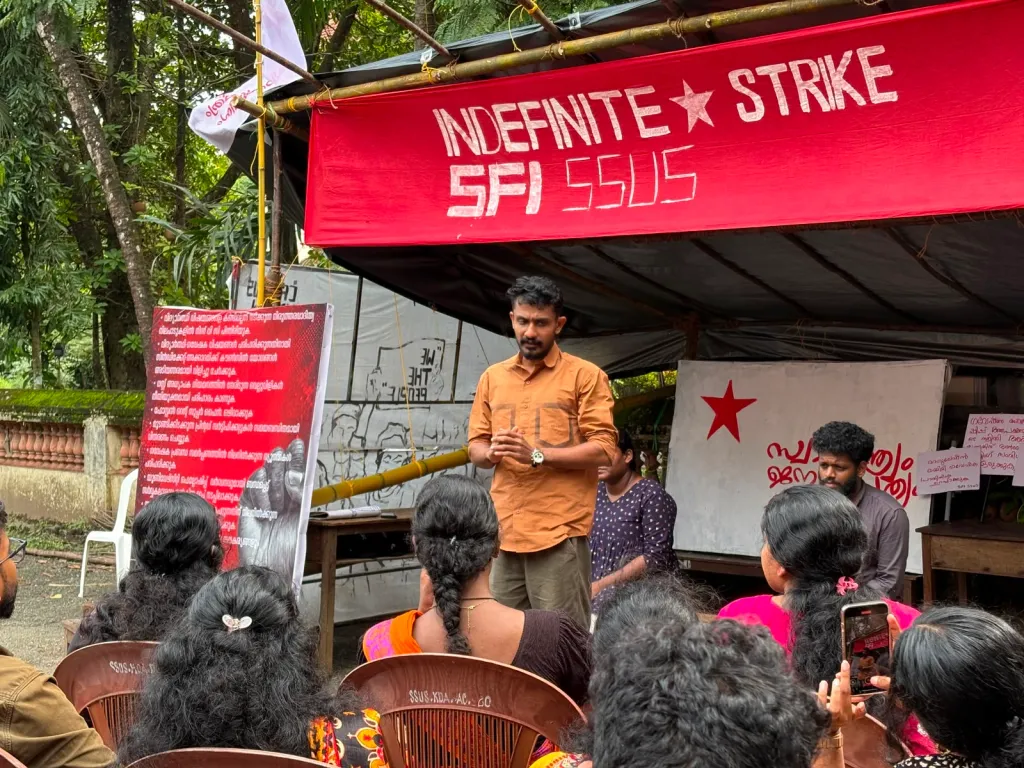 SFI സംസ്ഥാന പ്രസിഡന്റ് എം. ശിവപ്രസാദ് സമരവേദിയിൽ.