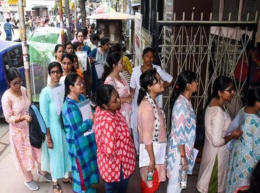 സ്ത്രീകളുടെ തൊഴിലില്ലായ്മാനിരക്ക് ഗ്രാമങ്ങളിൽ പുരുഷന്മാരേക്കാൾ ഇരട്ടിയും നഗരങ്ങളിൽ മൂന്നിരട്ടിയുമാണ്. സ്ത്രീകളുടെ തൊഴിൽ പങ്കാളിത്തം വർദ്ധിച്ചതായി കാണിക്കുന്ന സമീപകാല സർവേകൾ തെറ്റിദ്ധരിപ്പിക്കുന്നതാണ്.