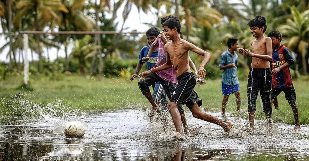 ഇന്നത്തെ ലോകത്ത് വിഷാദവും ഉത്കണ്ഠയും മാനസികസമ്മർദ്ദവും നിബ്ദ മഹാമാരിപോലെ പടരുമ്പോൾ, ഫുട്ബോൾ ഒരു പ്രകൃതിദത്ത ചികിത്സയായി മാറുന്നു.