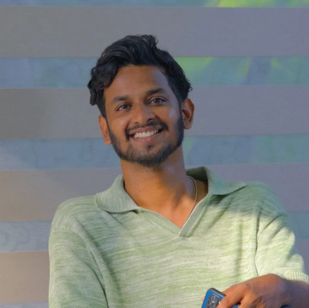 മൃദുൽ വി. എം. ‘‘എഴുത്തിൽ ഇടവേളകളുണ്ടാകുമ്പോൾ, ‘അയാൾ എന്തോ കാര്യമായിട്ട് തയ്യാറെടുക്കുന്നുണ്ട് കേട്ടോ…’ എന്ന് പലരും പറയും. സത്യത്തിൽ മറ്റെന്തൊക്കെയോ കൂട്ടിമുട്ടിക്കാനുള്ള ഓട്ടത്തിലായിരിക്കും’’.