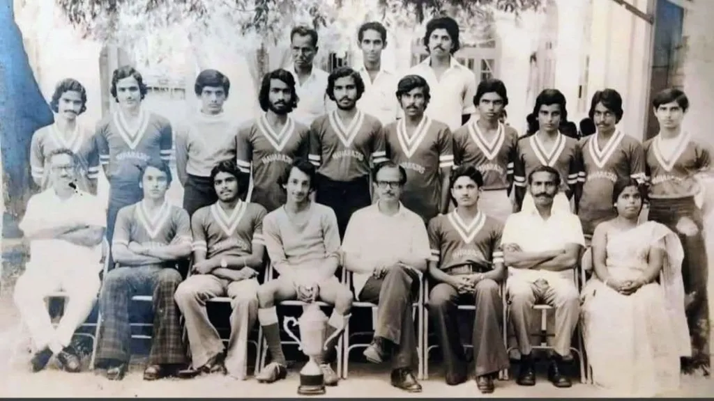 1978- 79 ലെ മഹാരാജാസ് ഫുട്ബോൾ ടീം ശീലഭദ്രൻ മെമ്മോറിയൽ ട്രോഫിയുമായി. നിൽക്കുന്നവർ: വർഗീസ്, ജോൺസൺ പുള്ളോക്കാരൻ, ശിവശങ്കരൻ, ജോൺസൺ വർഗീസ്, ജെയിംസ് പോൾ, സ്റ്റാൻലി, മുഹമ്മദ് ബാബു (ബാബു മൂപ്പൻ), അഷ്‌റഫ്‌, ബേസിൽ, ശേഖർ എസ്. ജോഷി. ഇരിക്കുന്നവർ: അശോക് ഹരിദാസ്, സി ഐ സി സി ജയചന്ദ്രൻ, ഗോപകുമാർ, ജയദേവൻ, നിപ്പൺ ടൊയോട്ട എം.ഡി. ബാബു മൂപ്പൻ, കേണൽ ജയദേവ്, കേണൽ ശേഖർ എസ്. ജോഷി, അഡ്വ. ശിവശങ്കരൻ, പിറവം മുൻ മുൻസിപ്പൽ വൈസ് പ്രസിഡന്റ് അഡ്വ. ജോൺസൺ വർഗീസ്.