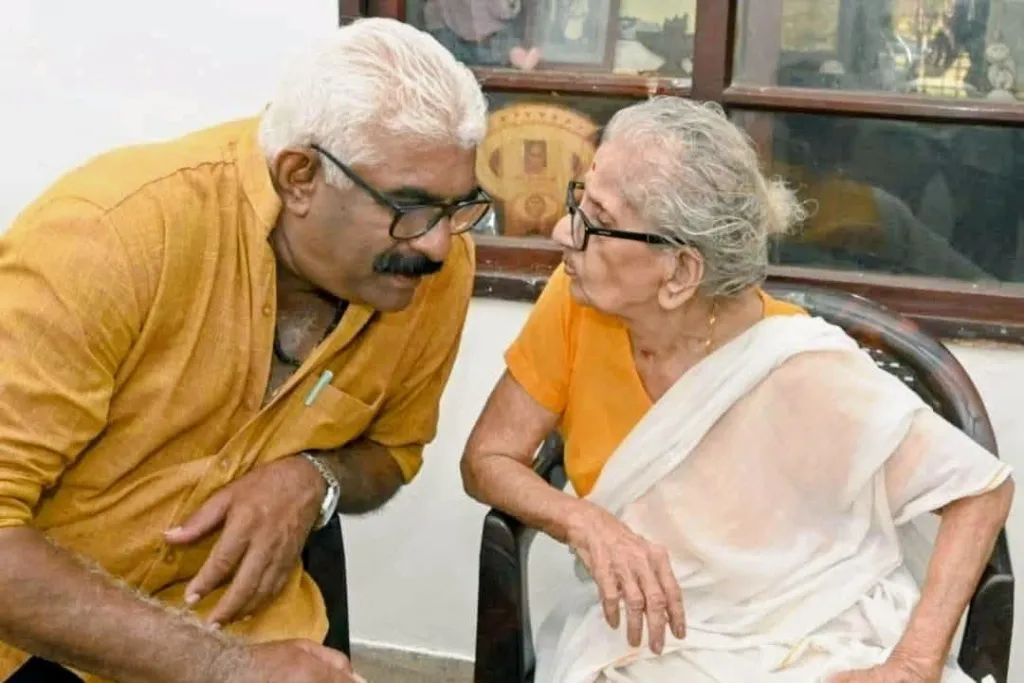 ഡോ. എം. ലീലാവതിയോടൊപ്പം CICC ജയചന്ദ്രൻ