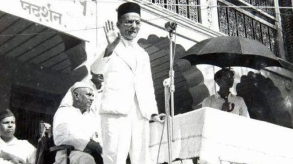 1904-ൽ പൂനെയിൽ സ്ഥാപിച്ച അഭിനവ് ഭാരത് എന്ന ഹിന്ദുത്വ സംഘടനയുടെ ഒരു ദളം സവർക്കർ ലണ്ടനിലും അതിരഹസ്യമായി സ്ഥാപിച്ചു. 