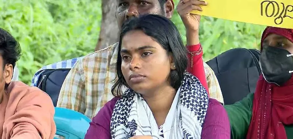 പഠന വകുപ്പിൽ തന്നെ ഇരുന്ന് പഠനങ്ങളിൽ ശ്രദ്ധിക്കാനുള്ള സൗകര്യങ്ങളും നിഷേധിക്കപ്പെട്ടു. സർവകലാശാല ഹോസ്റ്റലിലും അനഘ ജാതി അധിക്ഷേപം നേരിട്ടു.