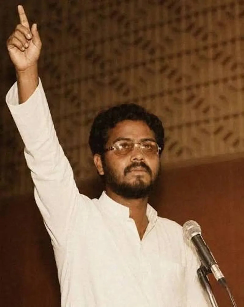 1997- ൽ ചോദ്യപേപ്പർ ചോർച്ചയ്ക്കെതിരെ, പരീക്ഷാ സംവിധാനത്തിൽ സുതാര്യതയും ഉത്തരവാദിത്തവും ഉറപ്പാക്കാനാവശ്യപ്പെട്ട് ഭുവനേശ്വറിൽ സെക്രട്ടറിയേറ്റ് വളഞ്ഞ് പ്രതിഷേധം നടത്തിയ 1500-ഓളം വിദ്യാർഥികളെ നയിച്ചത് പതിനെട്ടുകാരൻ ധർമേന്ദ്ര പ്രധാൻ ആയിരുന്നു.