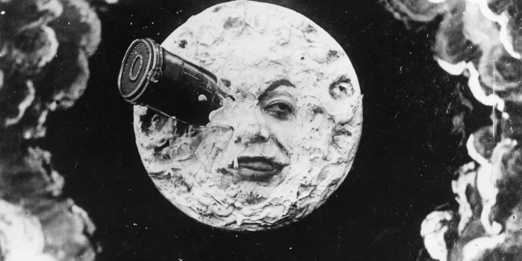 ആദ്യ സയൻസ് -ഫിക്ഷൻ സിനിമയായി കരുതപ്പെടുന്ന A Trip to the Moon എന്ന സിനിമയിൽ സ്റ്റോപ്പ് മോഷൻ ഉപയോഗിച്ചിരുന്നു.