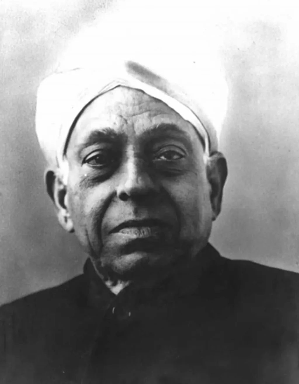 1913- ൽ തൃശൂർ മ്യൂസിയം ക്യൂറേറ്ററായി നിയമിക്കപ്പെട്ട പുരാവസ്തു ശാസ്ത്രജ്ഞനും ഗവേഷകനുമായ എൽ.കെ. അനന്തകൃഷ്ണയ്യർ. 