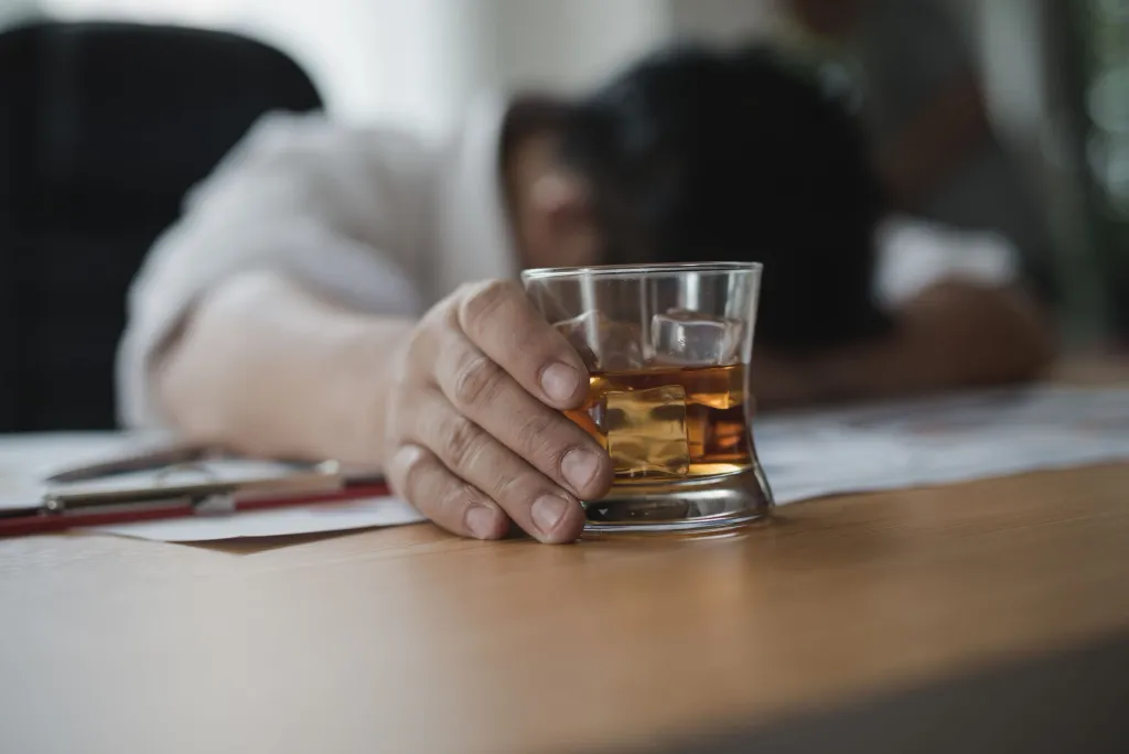ലഹരി ഉപേക്ഷിക്കുന്നതോടെ പ്രശ്നം അവസാനിക്കുന്നില്ല. വീണ്ടും ലഹരിയിലേക്ക് പോകാതിരിക്കാനുള്ള മാനസിക ശേഷി, കുടുംബപിന്തുണ, സാമൂഹിക പിന്തുണ, ജീവിതനൈപുണ്യങ്ങൾ എന്നിവയും വികസിപ്പിക്കേണ്ടതുണ്ട്./Representation image