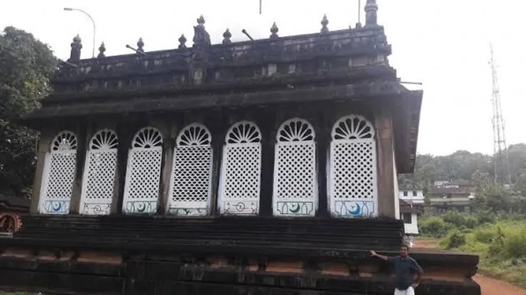 കൊണ്ടോട്ടി വലിയ തങ്ങൾ മഖ്ബറ, കൊണ്ടോട്ടി, മേലങ്ങാടി / Photo: WIKIMEDIA COMMONS