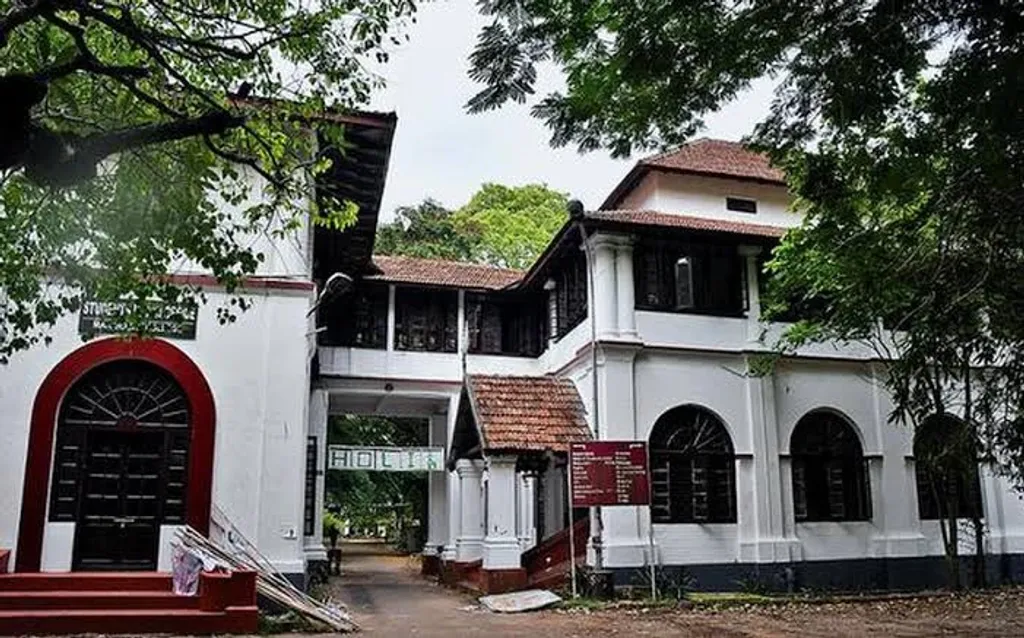 എറണാകുളം മഹാരാജാസ് കോളേജ്. അടിയന്തരാവസ്ഥ കഴിഞ്ഞ്, 1977 കാലഘട്ടത്തിലാണ് ഞാൻ മഹാരാജാസ് കോളേജിൽ വിദ്യാർത്ഥിയായി എത്തുന്നത്. 