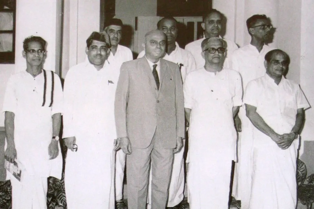 സാമൂഹിക പരിഷ്കാരങ്ങളെയും സാമ്പത്തിക ആസൂത്രണത്തെയും പരസ്പരം വേർതിരിച്ചുനിർത്താതെ, അവയെ പരസ്പരപൂരകങ്ങളായി സംയോജിപ്പിച്ചുള്ള വികസന സമീപനമാണ് സി. അച്യുതമേനോൻ മുന്നോട്ടുവെച്ചത്.