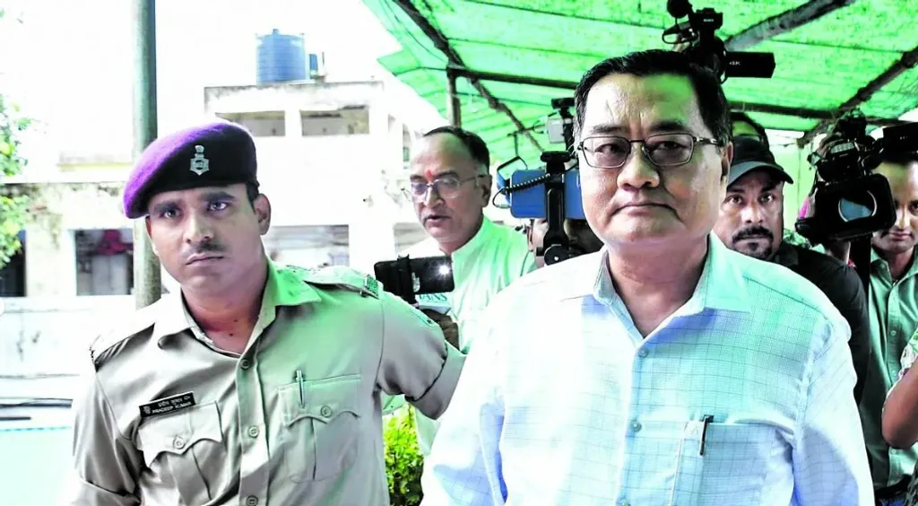 റിക്രൂട്ട്‌മെന്റ് പരീക്ഷകളിലെ ക്രമക്കേടുകളുമായി ബന്ധപ്പെട്ട് ജാർഖണ്ഡ് സി.ഐ.ഡി ഓഗസ്റ്റ് 10 തിങ്കളാഴ്ച മുൻ ജെ.പി.എസ്‌.സി ചെയർപേഴ്‌സൺ എൽ. ഖിയാങ്‌ടെയെ അറസ്റ്റ് ചെയ്തിരുന്നു. ജൂലൈ 28 മുതൽ ഖിയാങ്‌ടെയെ നാല് തവണ ചോദ്യം ചെയ്തു.