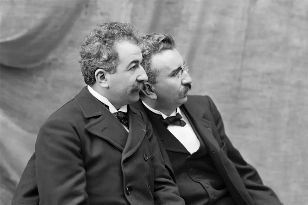 ലൂമിയർ സഹോദരന്മാർ എന്നറിയപ്പെടുന്ന Auguste, Louis. ഡിസംബർ 28-ന് ലൂമിയർ സഹോദരന്മാർ പാരീസിലെ ഗ്രാൻഡ് കഫേയിൽ നടത്തിയ ഏതാനും നിമിഷങ്ങൾ മാത്രം ദൈർഘ്യമുള്ള ചലച്ചിത്രപ്രദർശനത്തിൽനിന്ന് തുടങ്ങി, ഐമാക്സ് ക്യാമറകളിൽ ചിത്രീകരിച്ച ദൃശ്യവിസ്മയങ്ങളുടെ കാലത്താണ് നമ്മൾ ഇന്നെത്തിനിൽക്കുന്നത്.