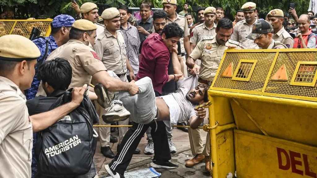സി.ജെ.പി, അഹിംസാത്മക മാർഗ്ഗങ്ങളിലൂടെ ഭരണകൂടത്തെ ചോദ്യം ചെയ്ത് സമരത്തെ ക്രിയാത്മകമാക്കി മാറ്റിയപ്പോൾ യഥാർത്ഥത്തിൽ ജനാധിപത്യം ഒരു പുതിയ തലത്തിലേക്ക് പ്രവേശിക്കുകയായിരുന്നു.
