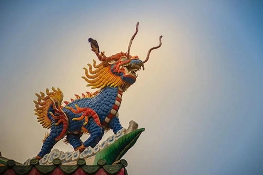 ചൈനീസ് പുരാണത്തിലെ കിലിൻ (Qilin) പാശ്ചാത്യ യൂണികോണിനോട് പൂർണമായി സാമ്യമുള്ള ജീവിയല്ലെങ്കിലും, ശുഭസൂചനയുടെയും ധാർമികതയുടെയും സമാധാനത്തിന്റെയും പ്രതീകമായ ഒരു ദിവ്യജീവിയായി അതിനെ കണക്കാക്കുന്നു.