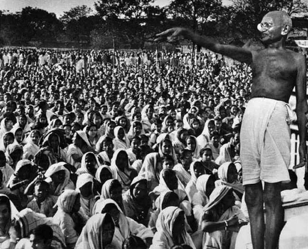 1942–ലെ സാർവദേശീയ സാഹചര്യം, അതായത് ഫാഷിസത്തെ പരാജയപ്പെടുത്താൻ ലോകമാകെയുള്ള ജനാധിപത്യരാഷ്ട്രങ്ങളും ജനങ്ങളും ഒന്നിച്ചുനിൽക്കുന്ന സാഹചര്യം കണക്കിലെടുക്കാതെ കോൺഗ്രസ് ക്വിറ്റ് ഇന്ത്യയിലൂടെ ഒരു അന്തിമസമരത്തിന് ആഹ്വാനം ചെയ്യുകയായിരുന്നു.