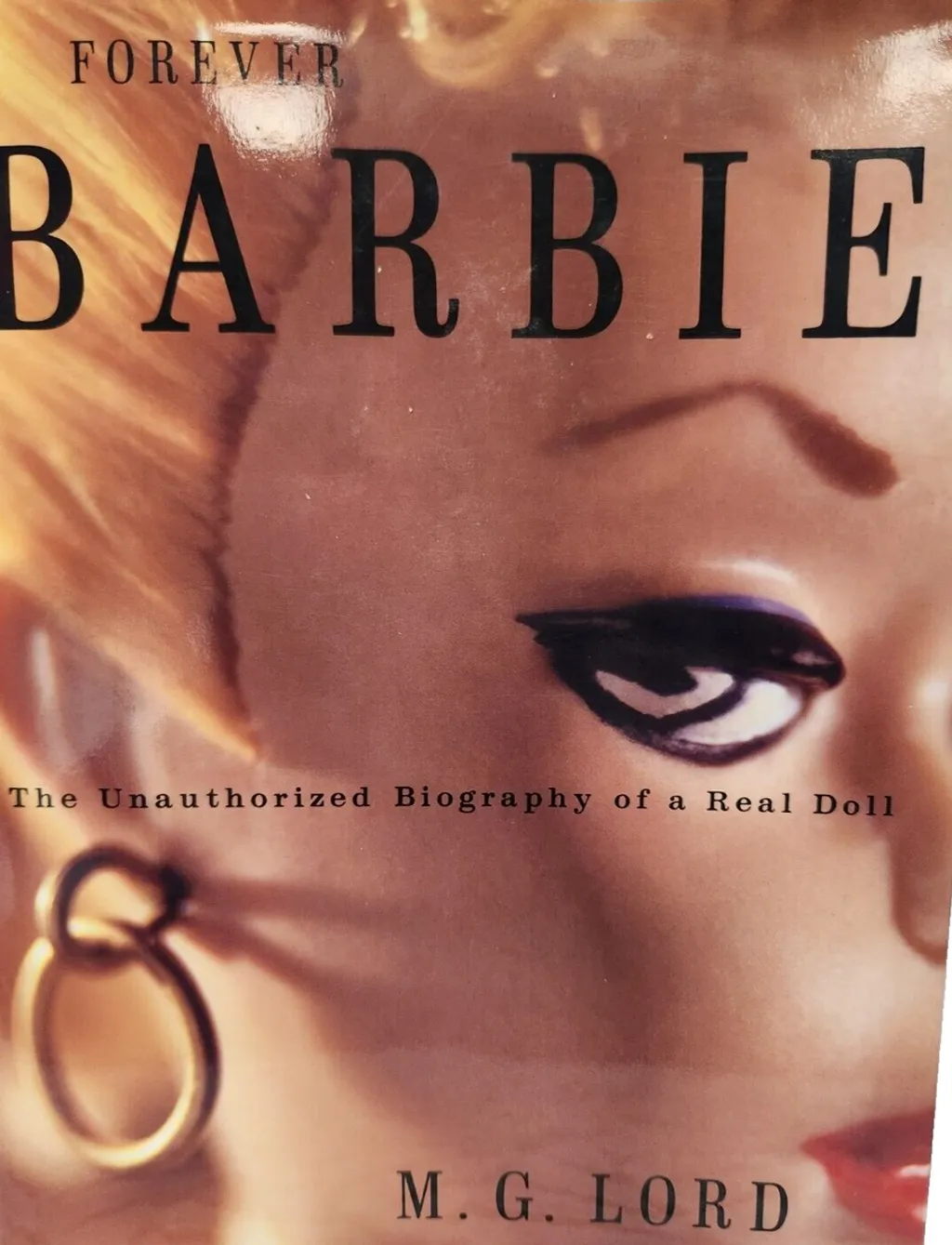 മാധ്യമ-സാംസ്കാരിക പഠനങ്ങളിൽ ശ്രദ്ധേയമായ Forever Barbie: The Unauthorized Biography of a Real Doll എന്ന ഗ്രന്ഥത്തിൽ എം. ജി ലോർഡ് (M. G. Lord) ബാർബിയുടെ രൂപാന്തരത്തെ അമേരിക്കൻ ഉപഭോക്തൃ സംസ്കാരത്തിന്റെയും സ്ത്രീത്വ സങ്കൽപ്പങ്ങളുടെയും പശ്ചാത്തലത്തിൽ വിശദീകരിക്കുന്നു.