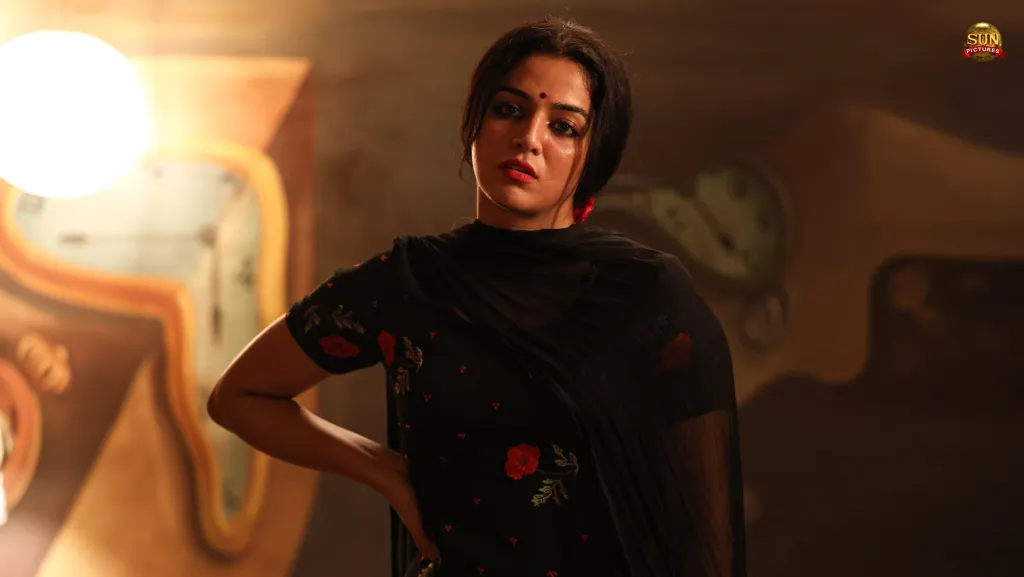 ചന്ദ്രയ്ക്കുപിന്നിൽ സാൽവദോർ ദാലിയുടെ ഉരുകുന്ന ഘടികാരം. ചന്ദ്രയും ദൃശ്യഭാഷയും തമ്മിലുള്ള സംയോജനമാണ് ആ ഫ്രെയിം. ചന്ദ്രയുടെ ജീവിതം ഉരുകുന്ന സമയത്തിനുള്ളിൽ തളംകെട്ടിനിൽക്കുകയാണ്.