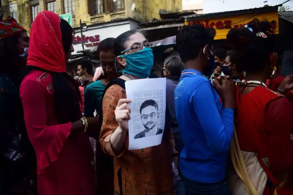 വിദ്യാർത്ഥികളെയും അധ്യാപകരെയും മാധ്യമപ്രവർത്തകരെയും മനുഷ്യാവകാശ പ്രവർത്തകരെയും എഴുത്തുകാരെയും വിമർശനാത്മകമായി ചിന്തിക്കുന്ന പൗരരെയും 'ദേശവിരുദ്ധർ', 'അർബൻ നക്സലുകൾ', 'ടുക്ഡേ-ടുക്ഡേ ഗ്യാങ്' തുടങ്ങിയ രാഷ്ട്രീയമുദ്രകൾ ഉപയോഗിച്ച് അപകീർത്തിപ്പെടുത്തുന്ന പ്രവണത വർധിച്ചു. 
