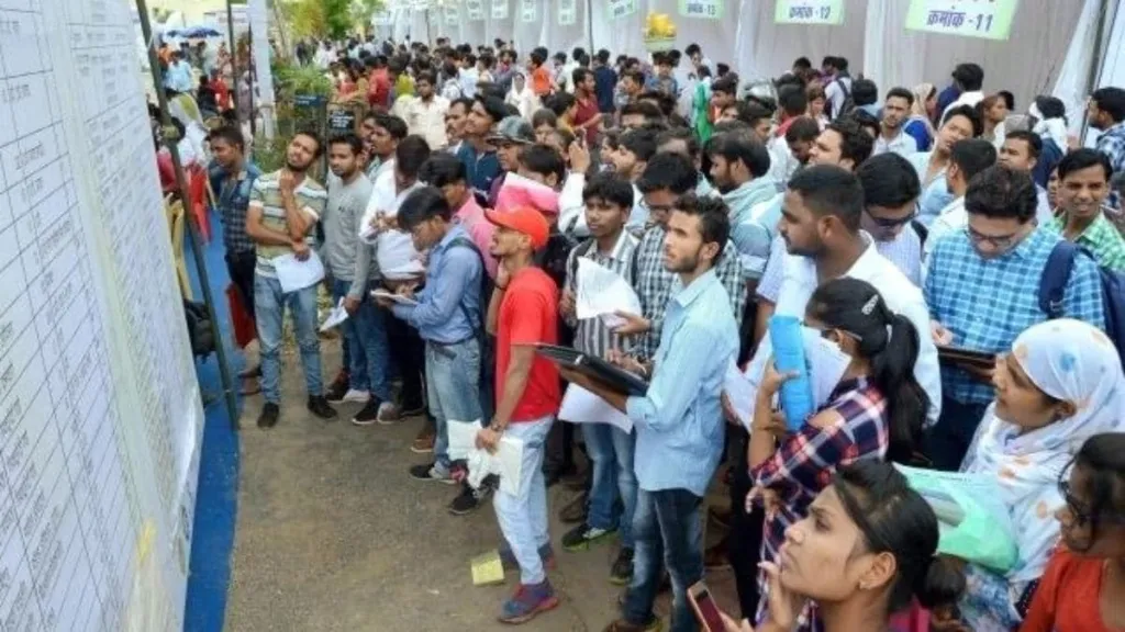 ഉയർന്ന വിദ്യാഭ്യാസ യോഗ്യതയുണ്ടായിട്ടും തൊഴിലിലെ പ്രതിഫലം യുവാക്കളുടെ പ്രതീക്ഷകളുമായി ഒത്തുപോകുന്നില്ല. ചെലവുകളുടെ രണ്ടറ്റം മുട്ടിക്കാനാകാതെ ഇവർ വഴിമുട്ടിനിൽക്കുകയാണ്.