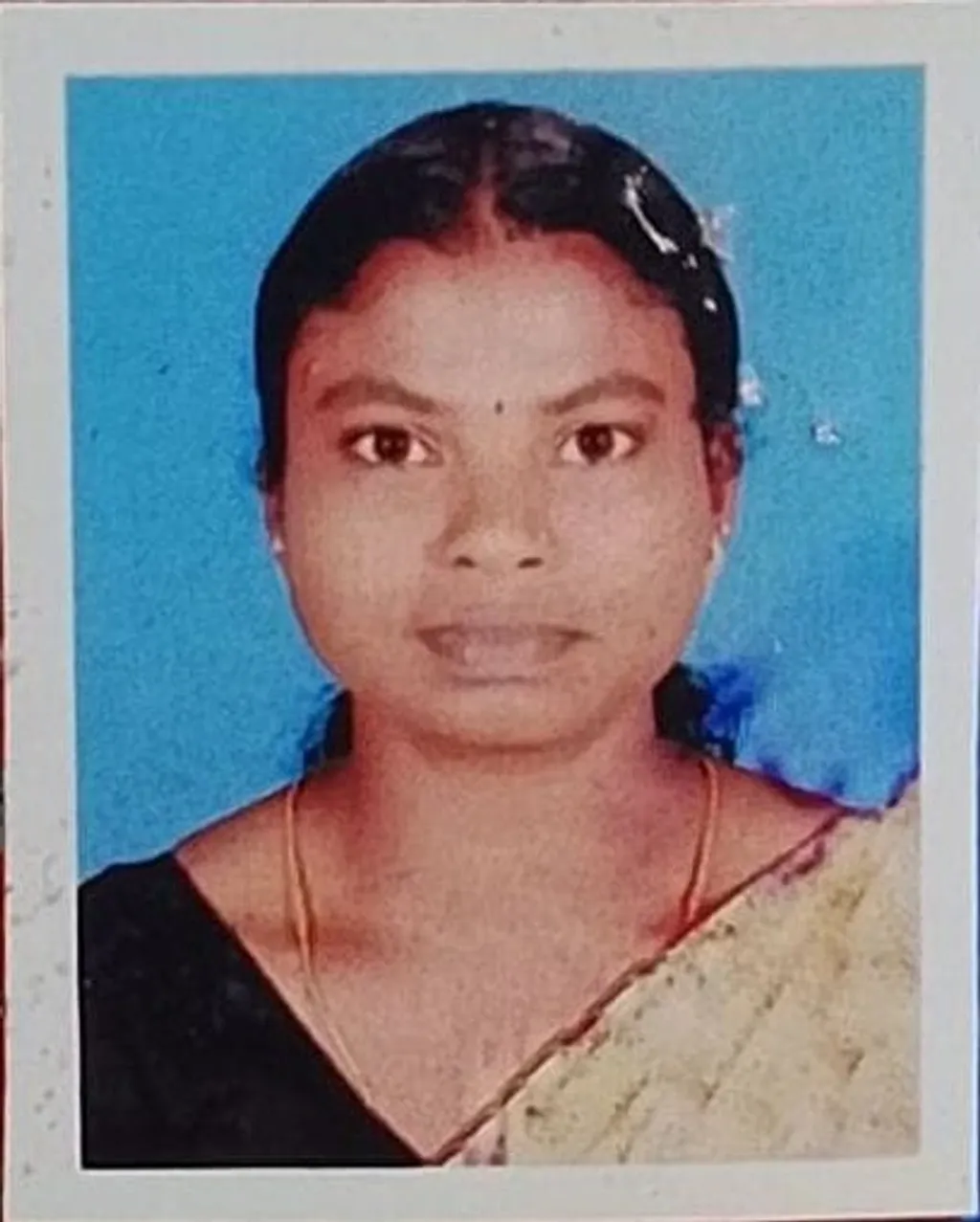 മുത്തങ്ങ സമരത്തിൽ പങ്കെടുത്ത ആശ. വേലായുധന്റെ  ജീവിതപങ്കാളിയാണ്. 