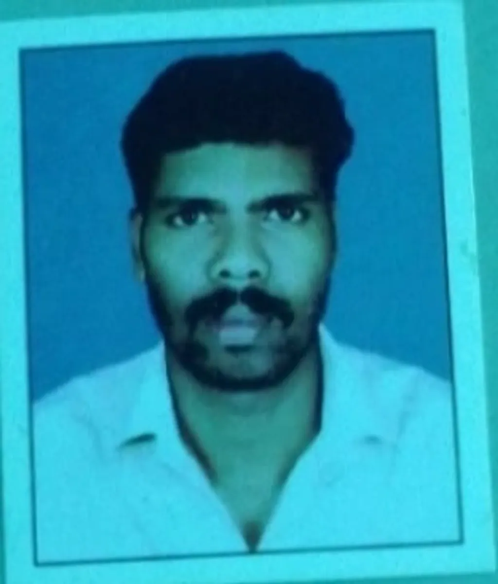 കവിതയുടെ ജീവിതപങ്കാളി അനിൽകുമാർ. മുത്തങ്ങ സമരവുമായി ബന്ധപ്പെട്ട കേസിൽ ശിക്ഷിക്കപ്പെട്ട് എം. ഗീതാനന്ദനോടൊപ്പം ജയിലിലാണ് അനിൽകുമാർ.