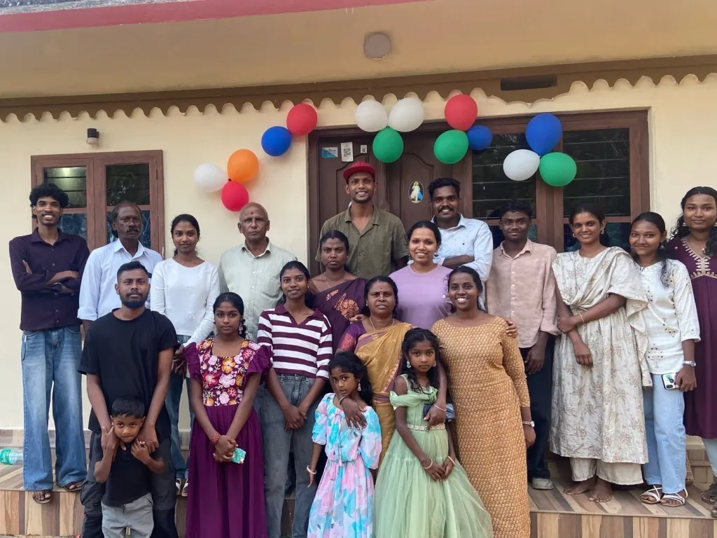 വേലായുധന്റെ മകൾ ആര്യക്ക് എം.ബി.ബി.എസിന് അഡ്മിഷൻ ലഭിച്ചപ്പോൾ ആദിശക്തി സമ്മർ സ്കൂൾ നൽകിയ സ്വീകരണം.