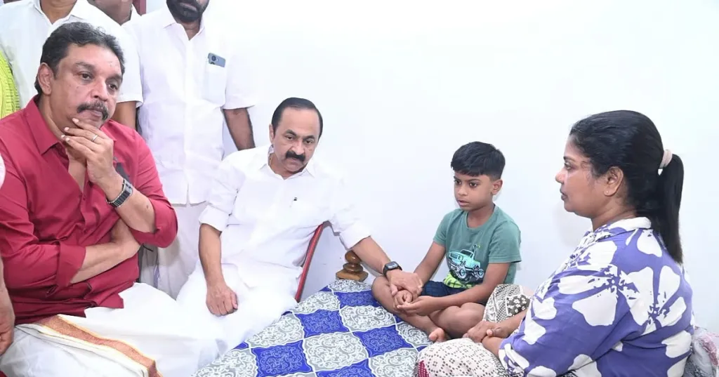 കാണാതായ മത്സ്യത്തൊഴിലാളി ഗൗതം കൃഷ്ണയുടെ വീട് മുഖ്യമന്ത്രി വി. ഡി. സതീശൻ, തൊഴിൽ വകുപ്പ് മന്ത്രി ഷിജു ബേബി ജോൺ എന്നിവർ സന്ദർശിച്ചപ്പോൾ.