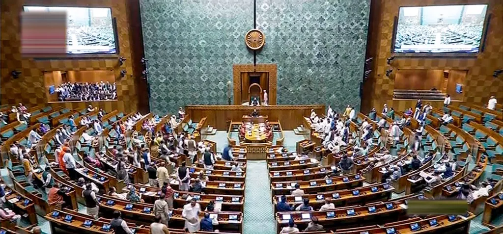 ജനകീയ രാഷ്ട്രീയപ്രസ്ഥാനങ്ങളുടെ പ്രധാന ലക്ഷ്യം ഭരണകൂടത്തെ ജനങ്ങളുടെ സമ്മർദ്ദത്തിന് വിധേയമാക്കുകയും ഭരണഘടനാപരവും സാമൂഹികവുമായ പരിഷ്‌കാരങ്ങൾ ആവശ്യപ്പെടുകയും ചെയ്യുക എന്നതായിരുന്നു.