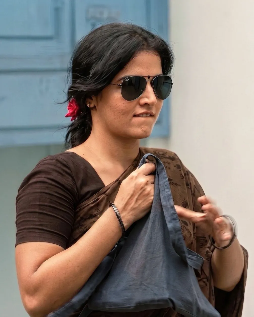 തന്റെ അപഹരിക്കപ്പെട്ട സ്ത്രീത്വത്തിന്റെ നോവിന്റെ താഴ്വരയിൽ ഹതാശതയുടെ പ്ലാസ്റ്റിക് പൂവ് ചൂടി സ്വയം നീറി ജീവിക്കുന്ന ചന്ദ്രയുടെ ഹൃദയത്തിൽ മുക്തിയുടെയും പ്രണയത്തിന്റെയും പ്രതീക്ഷയുടെയും ചെമ്പനീർപ്പൂവ് വിരിയിക്കുന്നത് ദാസാണ്.