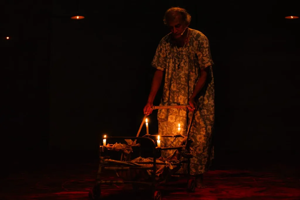 സ്പൈനൽ കോർഡ്' എന്ന നാടകത്തിൽ 'മാംസം' എന്നത് വെറുമൊരു ഭൗതികവസ്തുവല്ല, മറിച്ച് മനുഷ്യന്റെ ആദിമമായ വാസനകളെയും ഹിംസയെയും അടയാളപ്പെടുത്തുന്ന ശക്തമായൊരു രൂപകവും (Metaphor) ചിഹ്നവുമാണ് (Signifier). 