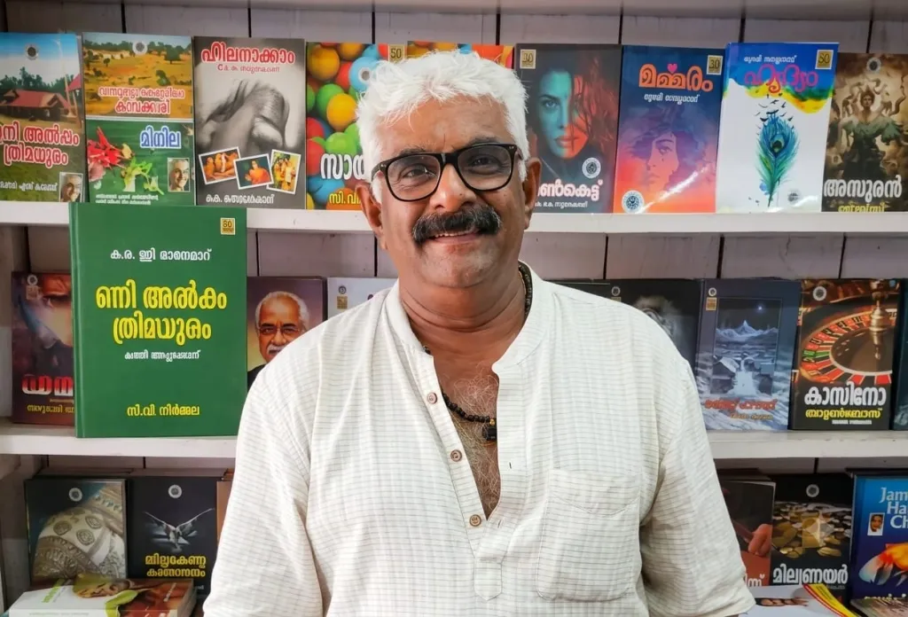 ജയചന്ദ്രൻ എറണാകുളം പ്രസ് ക്ലബ് റോഡിലെ CICC ബുക്ക്സ്റ്റാളിൽ.