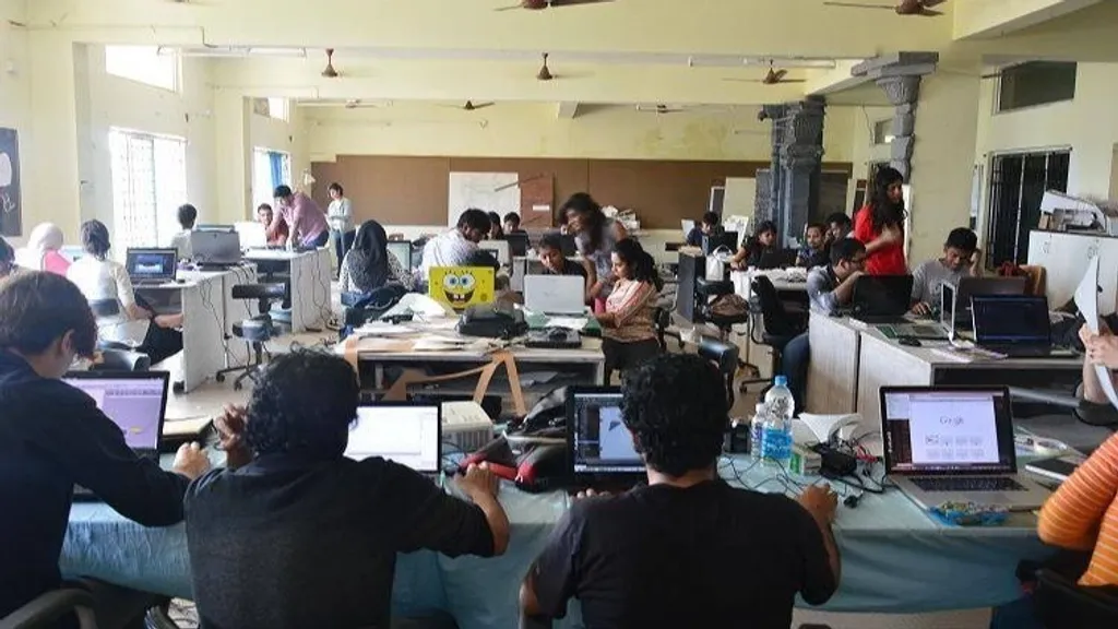 പഠന സമയ ക്രമീകരണം (3:2 മോഡൽ): ആഴ്ചയിലെ 3 ദിവസം സ്കൂളിലെ അക്കാദമിക് തിയറി ക്ലാസുകൾക്കും, ബാക്കി 2 ദിവസം നിർബന്ധിതമായി നിശ്ചിത വ്യവസായ സ്ഥാപനങ്ങളിലെ തത്സമയ പരിശീലനത്തിനും (On-the-Job Training) മാറ്റിവെക്കുക.
