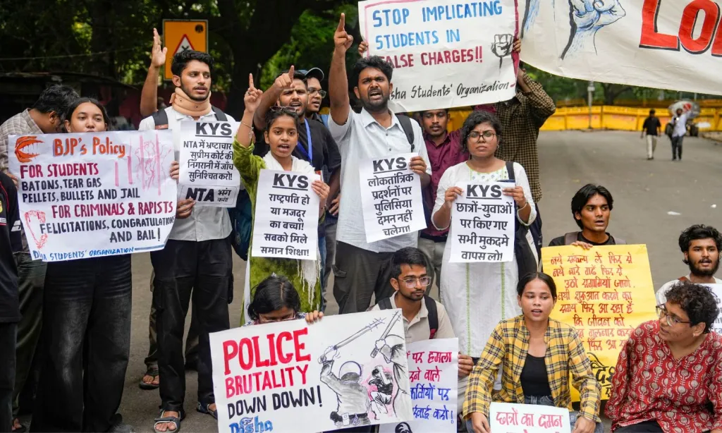 വിദ്യാർത്ഥി പ്രക്ഷോഭങ്ങൾക്കെതിരായ പോലീസ് അതിക്രമങ്ങളെയും നേരിട്ടുള്ള അടിച്ചമർത്തലിന്റെ ഉദാഹരണങ്ങളായി Free to Think- 2026 റിപ്പോർട്ട് ചൂണ്ടിക്കാട്ടുന്നു.