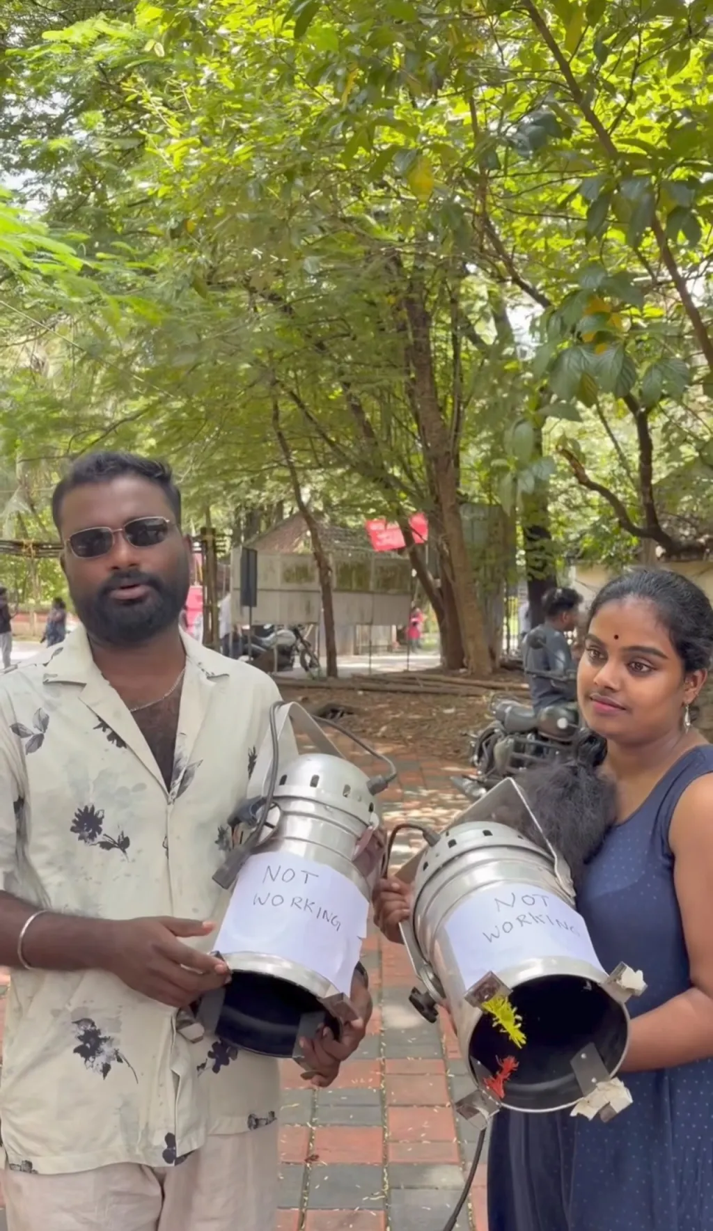 പ്രവർത്തിക്കാത്ത ലൈറ്റുകളുമായി കാലടി ശ്രീശങ്കര സംസ്കൃത സർവകലാശാലയിലെ തിയേറ്റർ വിദ്യാർത്ഥികൾ നടത്തിയ പ്രതിഷേധത്തിൽനിന്ന്.