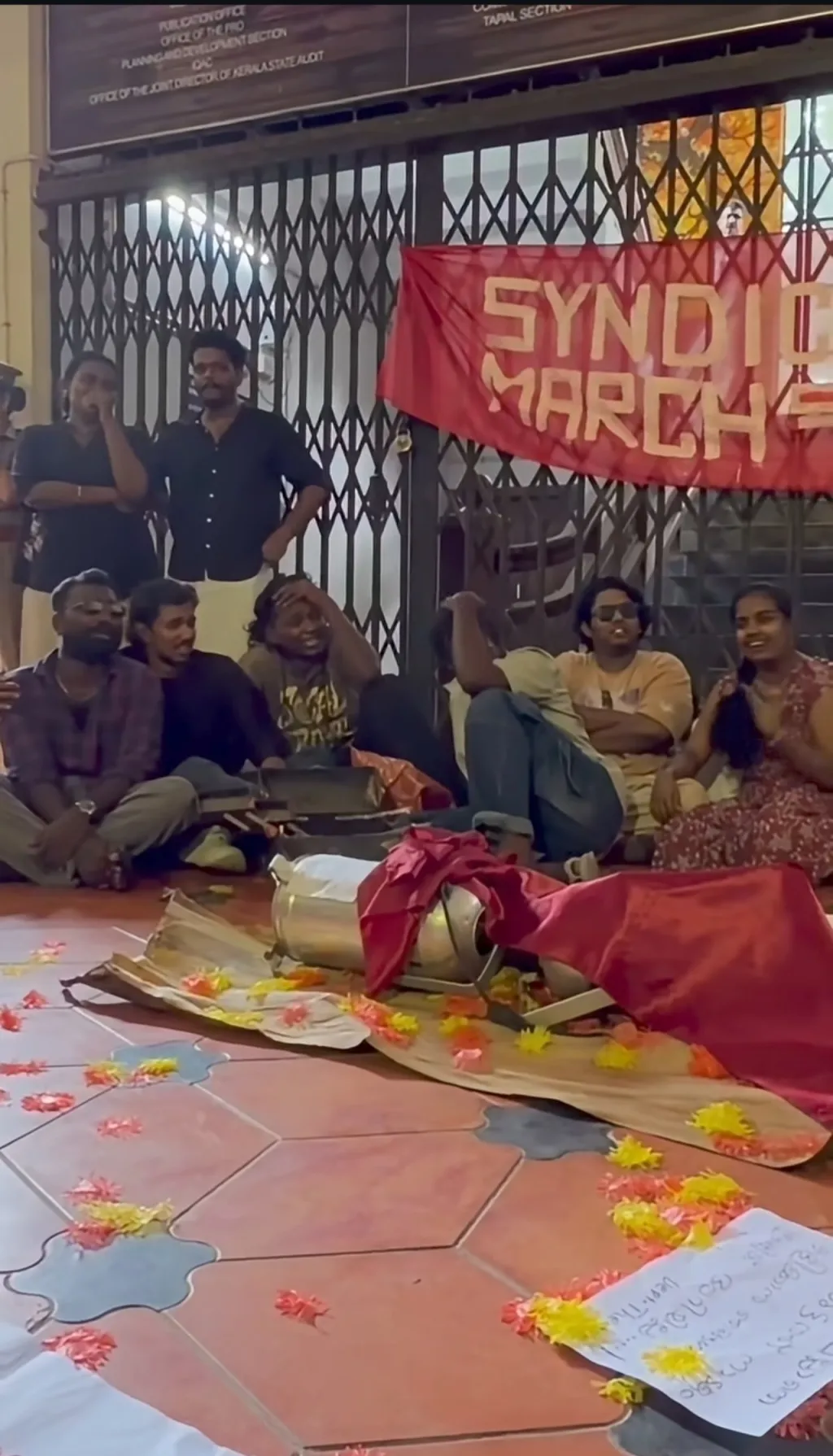 കാലടി ശ്രീശങ്കര സംസ്കൃത സർവകലാശാലയിലെ വിദ്യാർത്ഥികൾ നടത്തുന്ന സമരത്തിൽനിന്ന്.