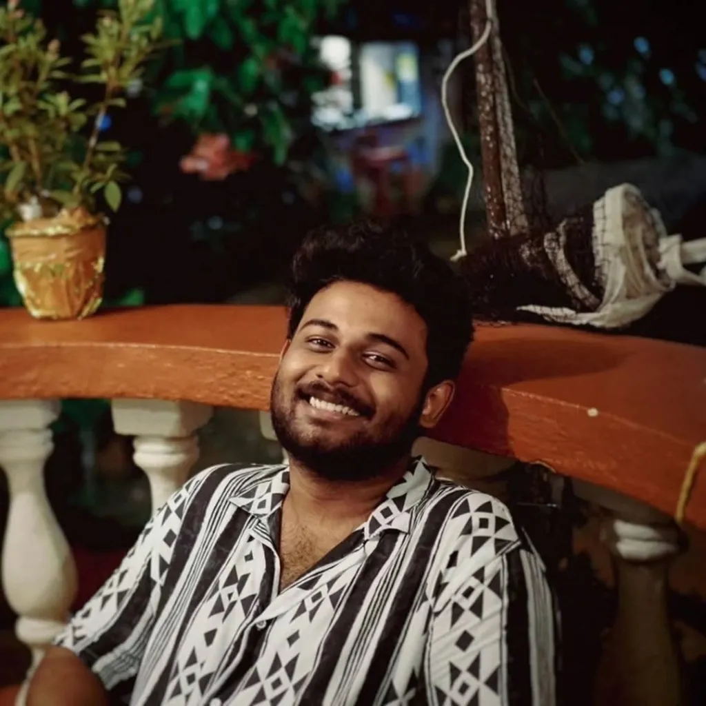  എഴുത്തുകൊണ്ടും സംവിധാന സഹായി എന്ന നിലക്കും പുതുമലയാള സിനിമയിൽ ഇതിനകം തന്റെ മുദ്ര പതിപ്പിച്ച കലാകാരനാണ് സഫർ സനൽ. 