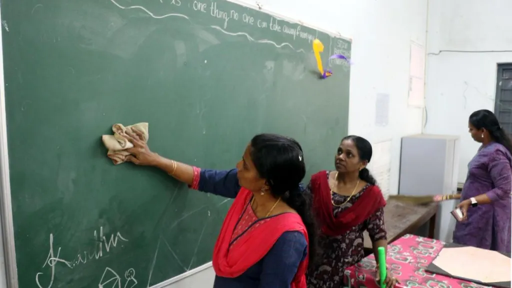 ഒരേ വ്യക്തി അധ്യാപകർ, കൗൺസിലർ, മധ്യസ്ഥർ, പരിപാടി സംഘാടകർ, രേഖാപരിപാലകർ, ഡാറ്റാ മാനേജർ, സാങ്കേതിക സഹായികൾ എന്നീ പല വേഷങ്ങൾ ഒരേസമയം നിർവഹിക്കേണ്ട സാഹചര്യം ഉണ്ടാകുന്നു.