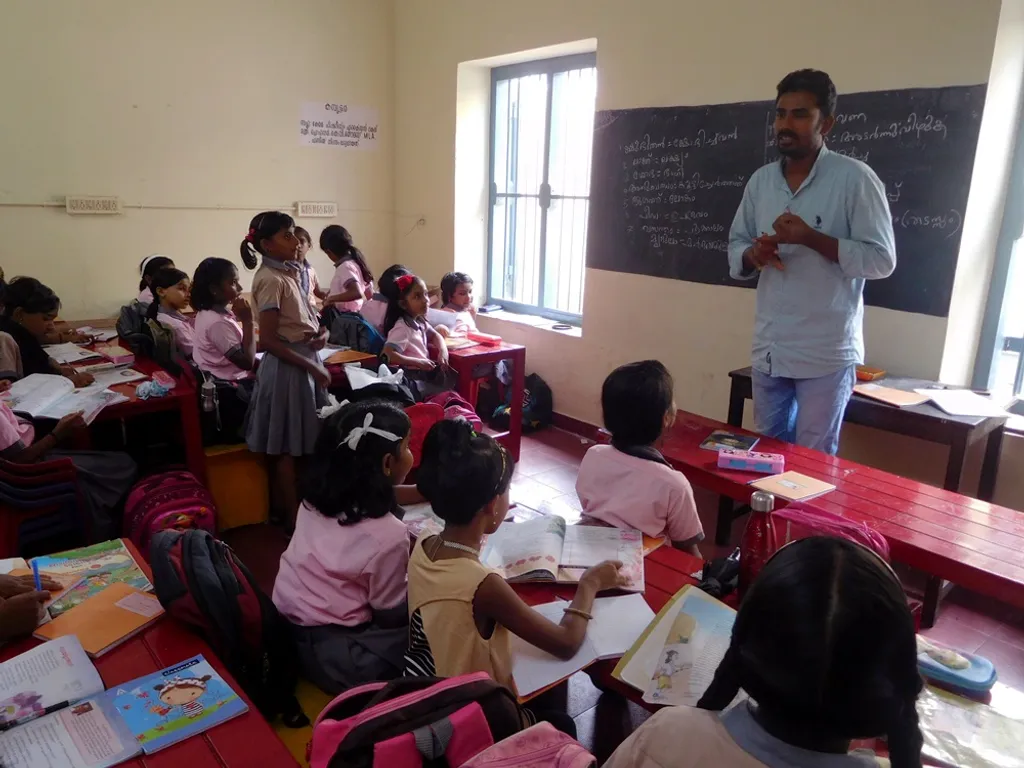 കേരളത്തിലെ അധ്യാപന തൊഴിൽ നേരിടുന്ന ഏറ്റവും പ്രധാനപ്പെട്ട ഘടനാപരമായ വെല്ലുവിളികളിലൊന്നാണ് ജനസംഖ്യാപരമായ മാറ്റം. കുറഞ്ഞ ജനനനിരക്ക് സ്കൂൾ കുട്ടികളുടെ എണ്ണത്തിൽ കുറവുണ്ടാക്കുന്നു. 