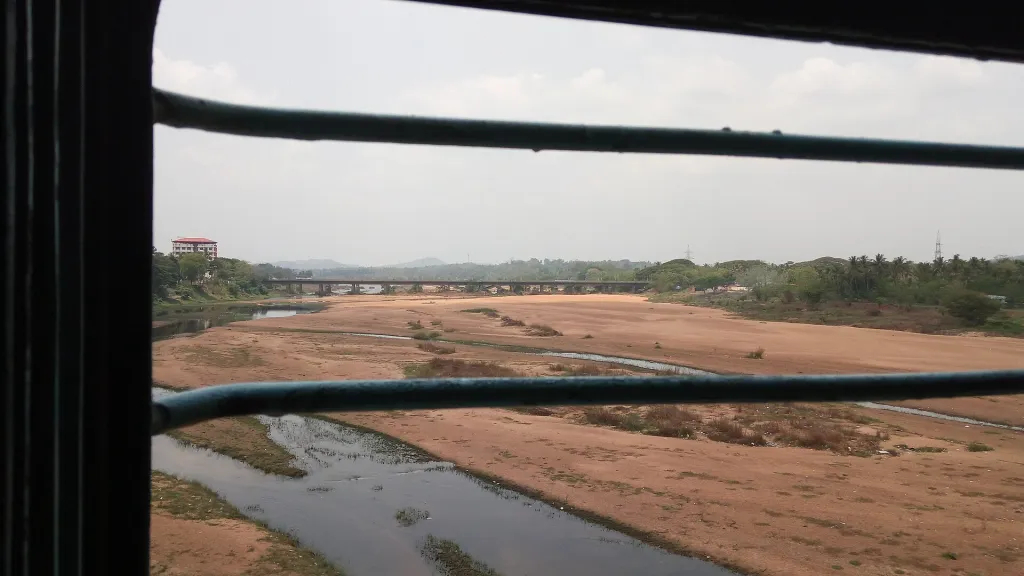 വറ്റിവരണ്ട ഭാരതപ്പുഴ. 