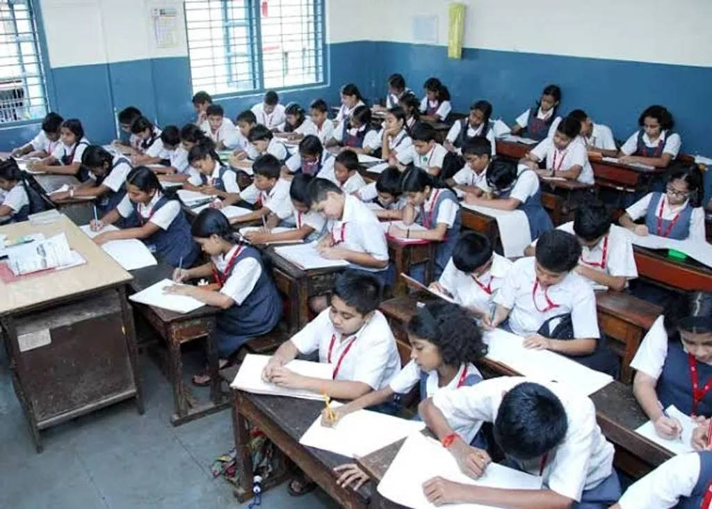 1.71 ലക്ഷത്തിലധികം പേരെ ഉൾപ്പെടുത്തിയ 54 പഠനങ്ങളുടെ 2018-ലെ സമഗ്രവിശകലനം (Delgado et al.) വ്യക്തമാക്കുന്നത് അച്ചടിച്ച താളിലെ വായനയ്ക്ക് സ്ക്രീൻ വായനയെക്കാൾ ചെറുതെങ്കിലും സ്ഥിരമായ ഗ്രഹണനേട്ടമുണ്ട് എന്നാണ്.