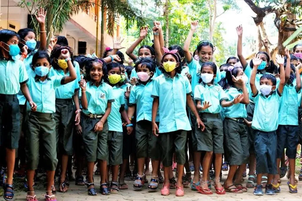 രാമനാട്ടുകര സ്വദേശിനി ഇന്ദു മേനോൻ നൽകിയ ഹർജിയിൽ, ജെൻഡർ-ന്യൂട്രൽ ആണെന്ന് അവകാശപ്പെടുന്ന സ്കൂളുകൾ തന്നെ നീണ്ട മുടിയുള്ള ആൺകുട്ടികളോട് വിവേചനം കാണിക്കുന്നു എന്നായിരുന്നു ആരോപണം.