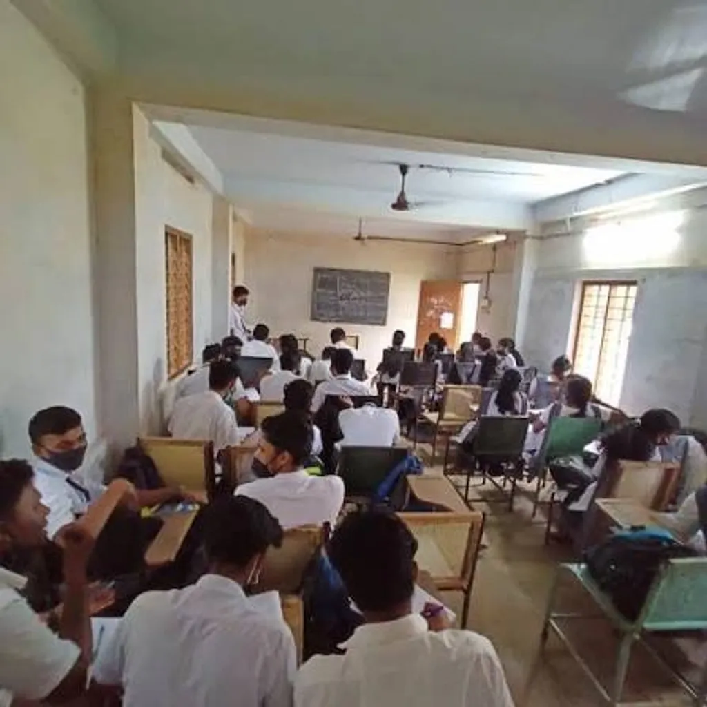 കോളേജ് ക്ലാസ് മുറികളിൽ, എന്റെ മുന്നിലിരിക്കുന്ന നൂറു ശതമാനം പേരും ആ ക്ലാസ് ശ്രദ്ധിച്ചിരിക്കണമെന്ന പക്ഷക്കാരനല്ല ഞാൻ. അതിനുള്ള കാരണങ്ങൾ പലതാണ്.