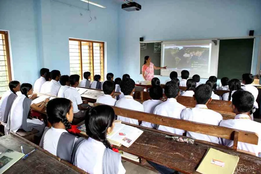 അധ്യാപകരുടെ ഉത്തരവാദിത്തം ക്ലാസ് മുറിക്കപ്പുറം വ്യാപിക്കുന്നതിന് മറ്റൊരു കാരണം സമൂഹത്തിന്റെ മാറുന്ന പ്രതീക്ഷകളാണ്. കുട്ടി പഠിക്കുന്നില്ലെങ്കിൽ, മാർക്ക് കുറഞ്ഞാൽ, അനുസരിക്കുന്നില്ലെങ്കിൽ, പെരുമാറ്റത്തിൽ പ്രശ്നമുണ്ടെങ്കിൽ… തുടങ്ങിയവയിലൊക്കെ അധ്യാപകരാണ് ഉത്തരവാദി.