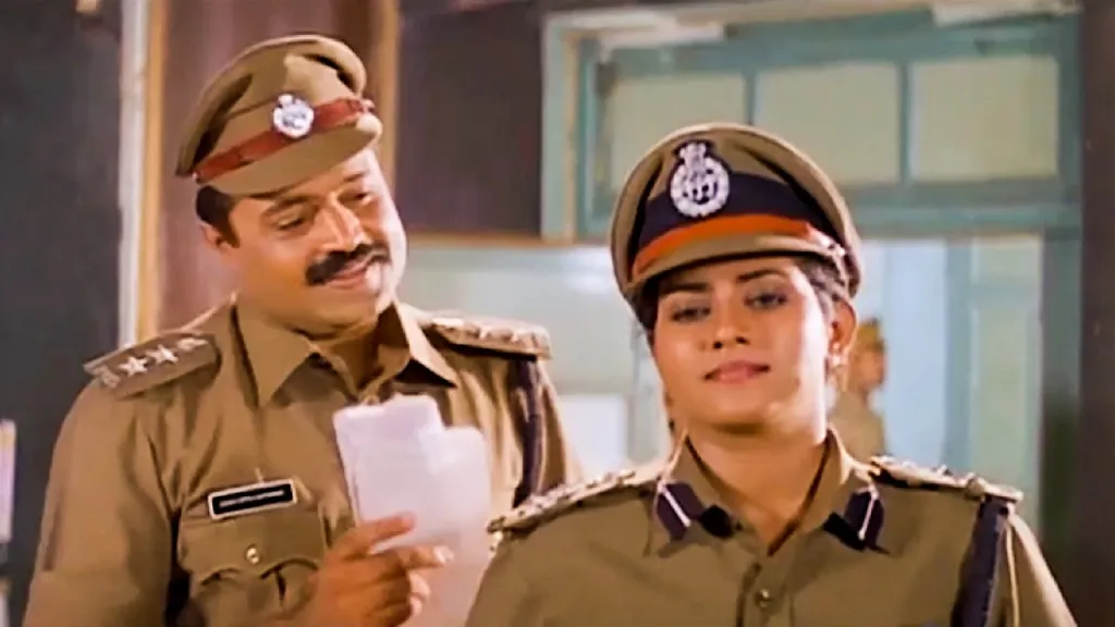 ‘ദ ട്രൂത്ത്’-ലെ വാണി വിശ്വനാഥിന്റെ പോലീസ് കഥാപാത്രം അധികാരത്തിന്റെ ഉറച്ച മുഖത്തോടെയാണ് എത്തുന്നത്. എന്നാൽ നായകന്റെ സാന്നിധ്യം ശക്തമാകുന്നതോടെ ആ അധികാരത്തിന് ലഭിച്ചിരുന്ന സ്വതന്ത്ര ഇടം ചുരുങ്ങുന്നു.
