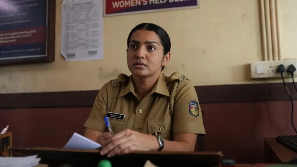അലീന നിയമ വ്യവസ്ഥയെ അട്ടിമറിക്കുന്നുണ്ടെങ്കിലും സാമൂഹിക മൊറാലിറ്റിയായ കുടുംബ വ്യവസ്ഥിതിയെ സെറ്റാക്കുന്നുണ്ട്.