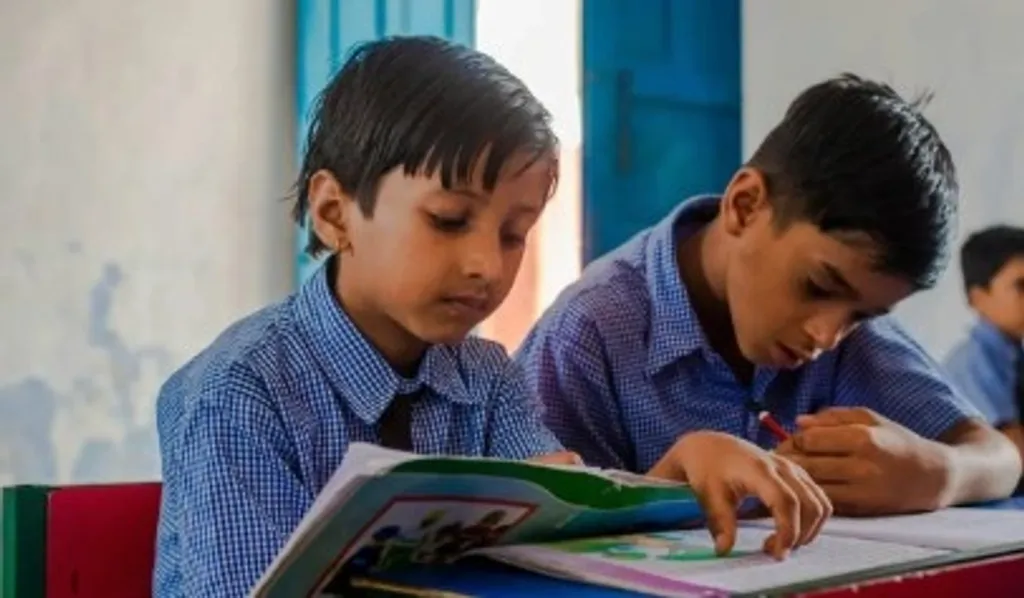 സ്കൂളില് ക്ലാസ്മുറിയിലിരുന്ന് ശ്രദ്ധയോടെ പാഠപുസ്തകം വായിക്കുന്ന വിദ്യാര്ത്ഥി