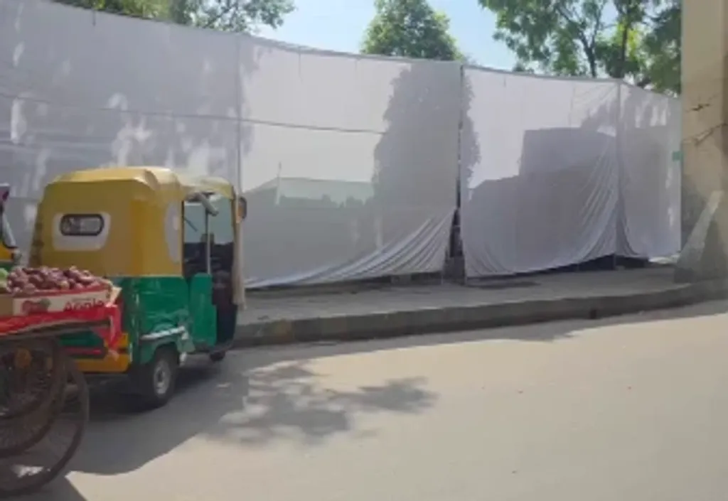 നഗരങ്ങളുടെ അടിസ്ഥാന നിർമ്മാണ പ്രവർത്തനങ്ങൾ, ശുചീകരണം, മാലിന്യ സംസ്കരണം, ഗാർഹിക സേവനങ്ങൾ, വഴിയോര കച്ചവടം എന്നിവ നടത്തുന്നത് പ്രധാനമായും ചേരികളിൽ താമസിക്കുന്ന അവിദഗ്ദ്ധ തൊഴിലാളികളാണ്.