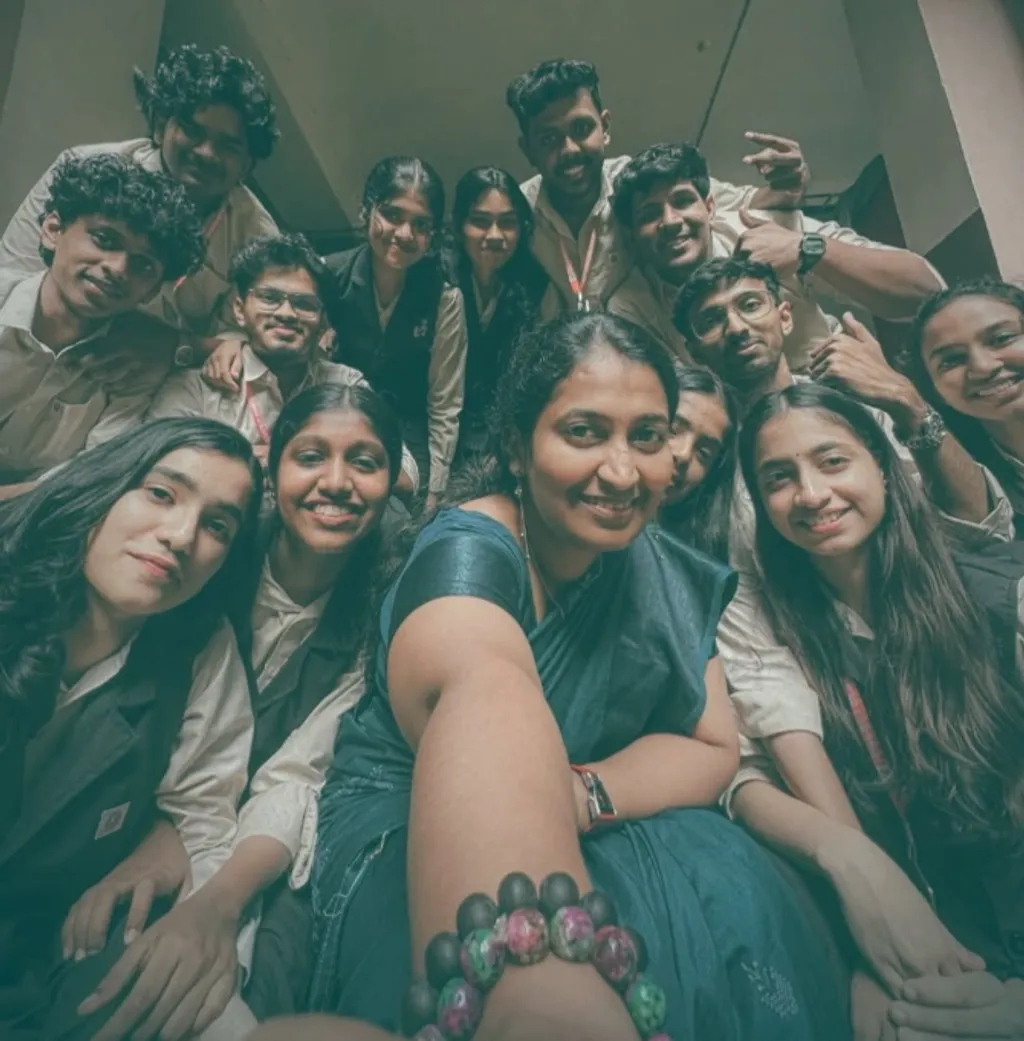 പുതിയ സാങ്കേതികവിദ്യകളെ പഠനത്തിനായി പ്രയോജനപ്പെടുത്താൻ ശ്രമിക്കുന്നവരുമാണ്. പ്രശ്നം വ്യക്തികളുടേതല്ല. ഒരു മാധ്യമത്തിന്റെ സ്വഭാവം ക്ലാസ്മുറിയിലെ ബോധനത്തെ എങ്ങനെ സ്വാധീനിക്കുന്നു എന്നതാണ് പരിശോധിക്കേണ്ടത്.