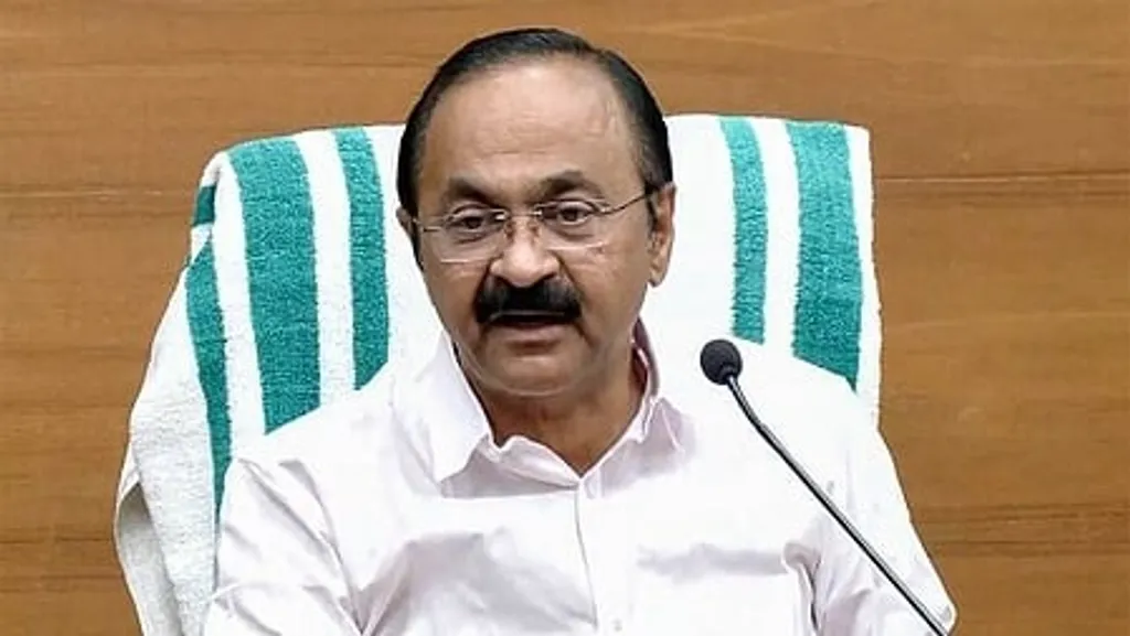 'സ്ത്രീകൾ പൊതു ഇടങ്ങളിൽ പ്രത്യക്ഷപ്പെടരുത്' എന്ന രീതിയിലുള്ള ആജ്ഞാപനങ്ങൾ തികച്ചും പുരോഗമനവിരുദ്ധമാണ്. അത് ഇതുവരെ നമ്മൾ നേടിയ സാമൂഹ്യജീവിതനിലവാരത്തെ ബോധപൂർവം റദ്ദ് ചെയ്യുന്നതാണ്. ഈ ഒരു പശ്ചാത്തലത്തിലൂടെ വേണം മുഖ്യമന്ത്രി വി.ഡി. സതീശന്റെ പ്രതികരണത്തെ രാഷ്ട്രീയമായി വായിക്കാൻ.